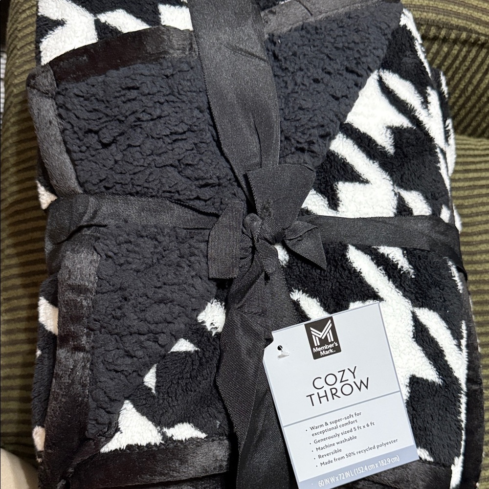 60”X72” black & white Sherpa reversible blanket / NEW